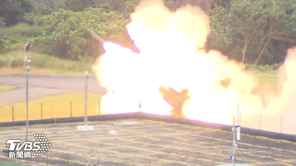 國軍首度試射海馬士多管火箭系統(圖/TVBS)