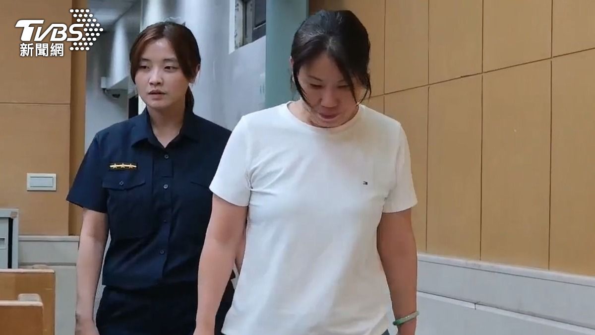 黃建榮的女性密友林秋宜無保請回。(圖/TVBS)