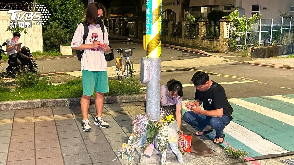 還有民眾帶來紙鶴、棒棒糖、奶茶、小泡芙與巧克力等物品悼念罹難者。（圖／陳冠宇攝）