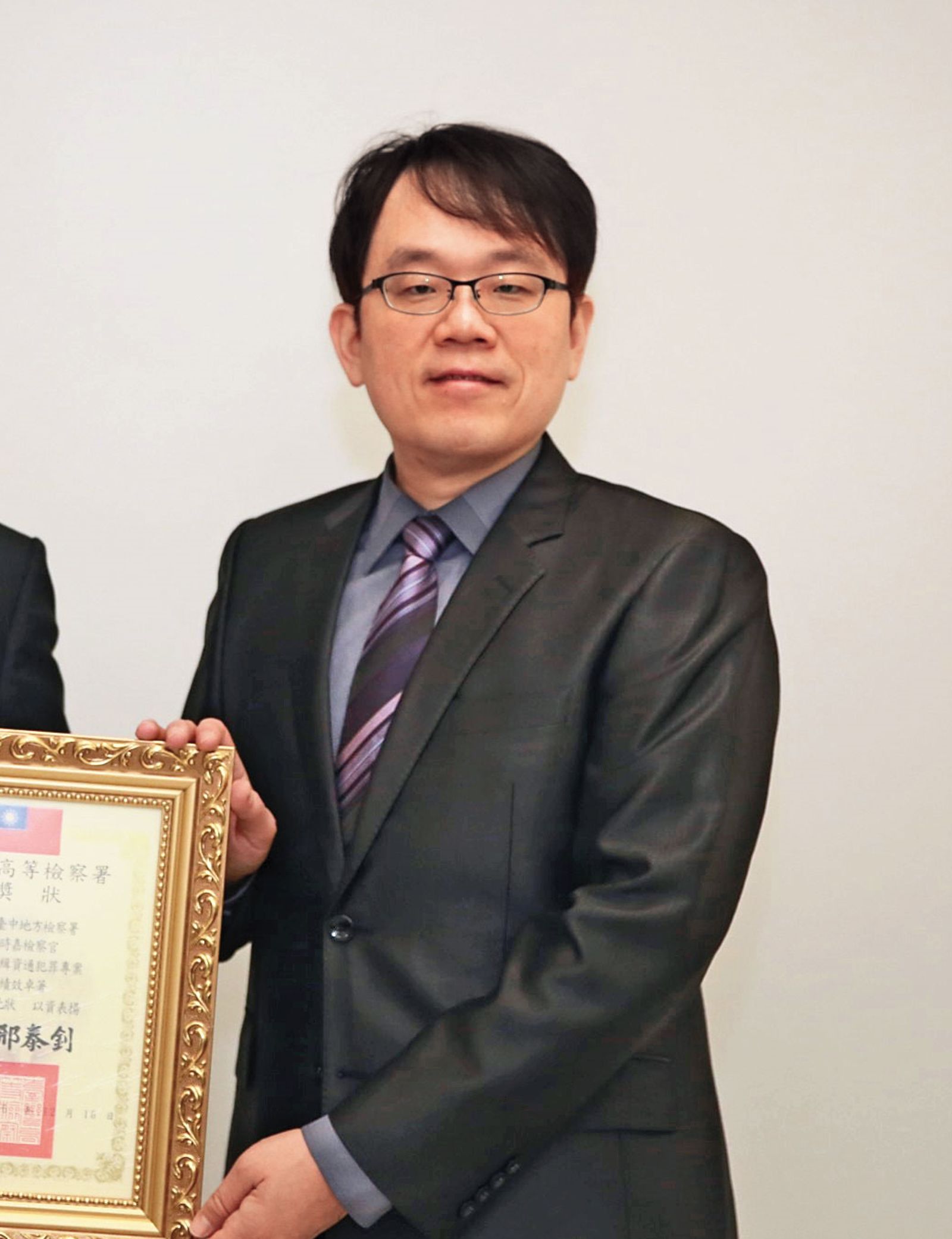 被指控的檢察官張時嘉,曾榮獲國際檢察官協會頒發特殊成就獎。(圖/翻攝自台中地檢署官網)