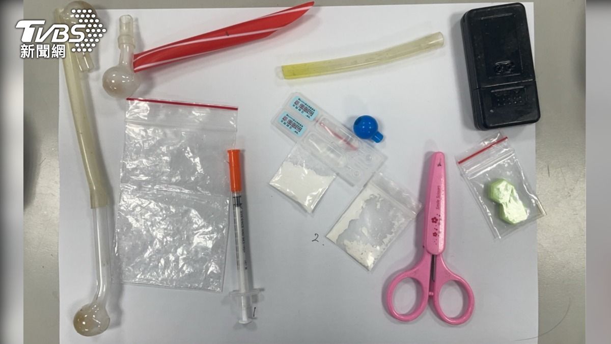 警方附帶搜索，發現毒品海洛因2包（總毛重1.7克）、梅片2顆（總毛重2.6克）。（圖／TVBS）