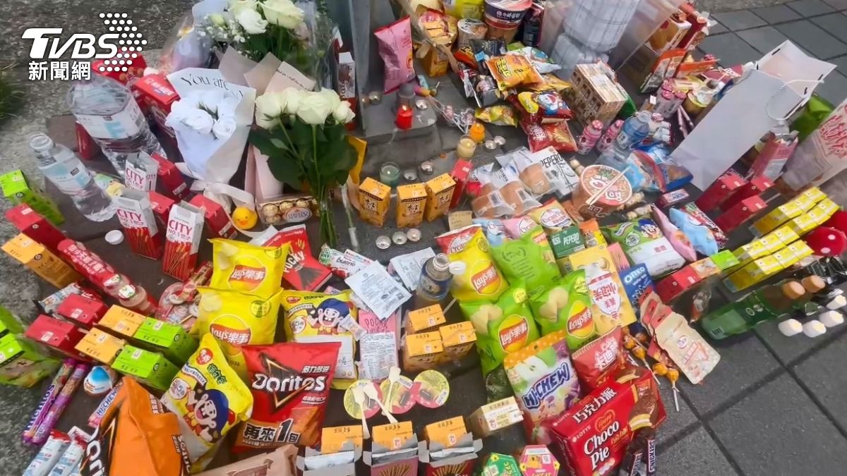 肇事路口有放置許多零食飲料與鮮花。（圖／TVBS）