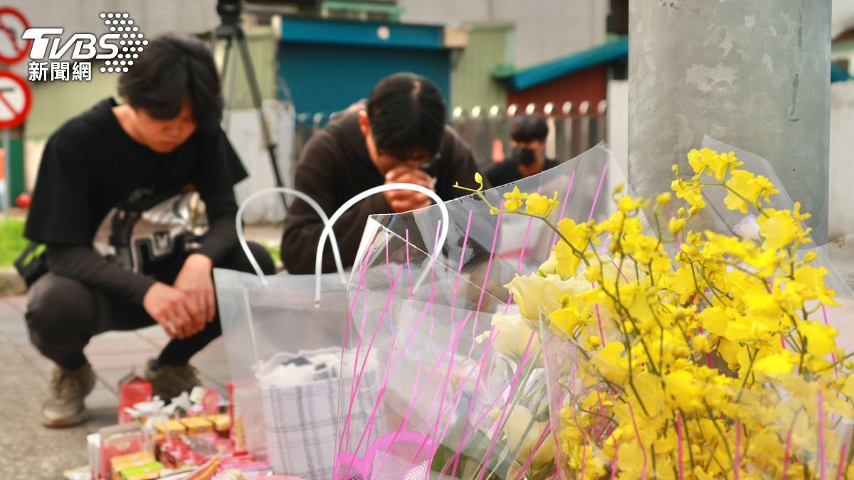 民眾到場致意。（圖／潘建樺攝）