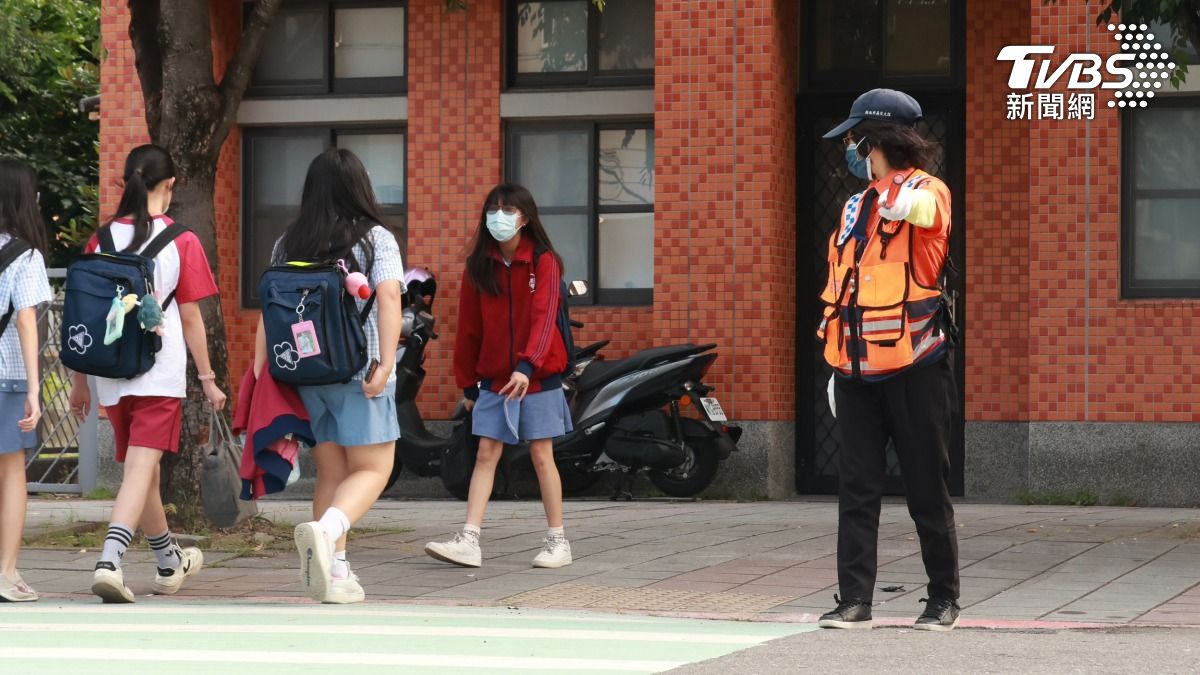 北大國小旁國光、國成街交叉路口周遭,增派警力管制路口交通(圖/潘建樺攝)