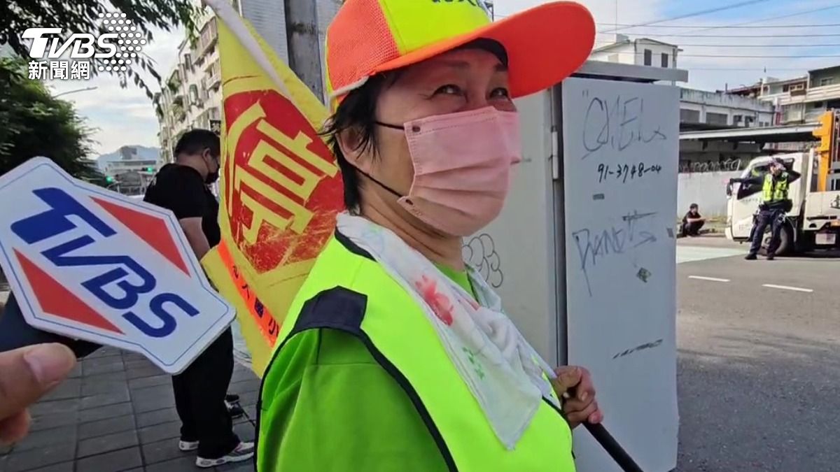 昨天在事發現場的導護志工回憶當下仍心有餘悸，但為了孩子今天仍繼續出來工作。（圖／TVBS）