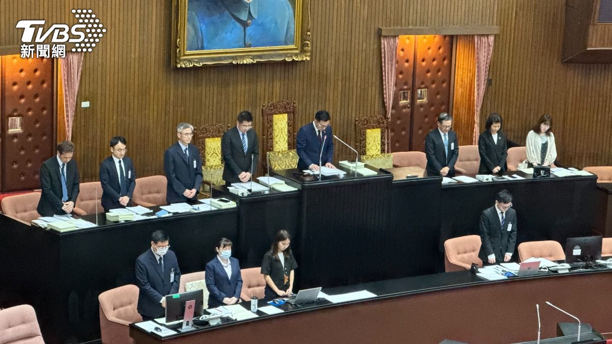 江啟臣率領立法院議事人員以及立委為三峽車禍哀悼。(圖/陳怡潔攝)