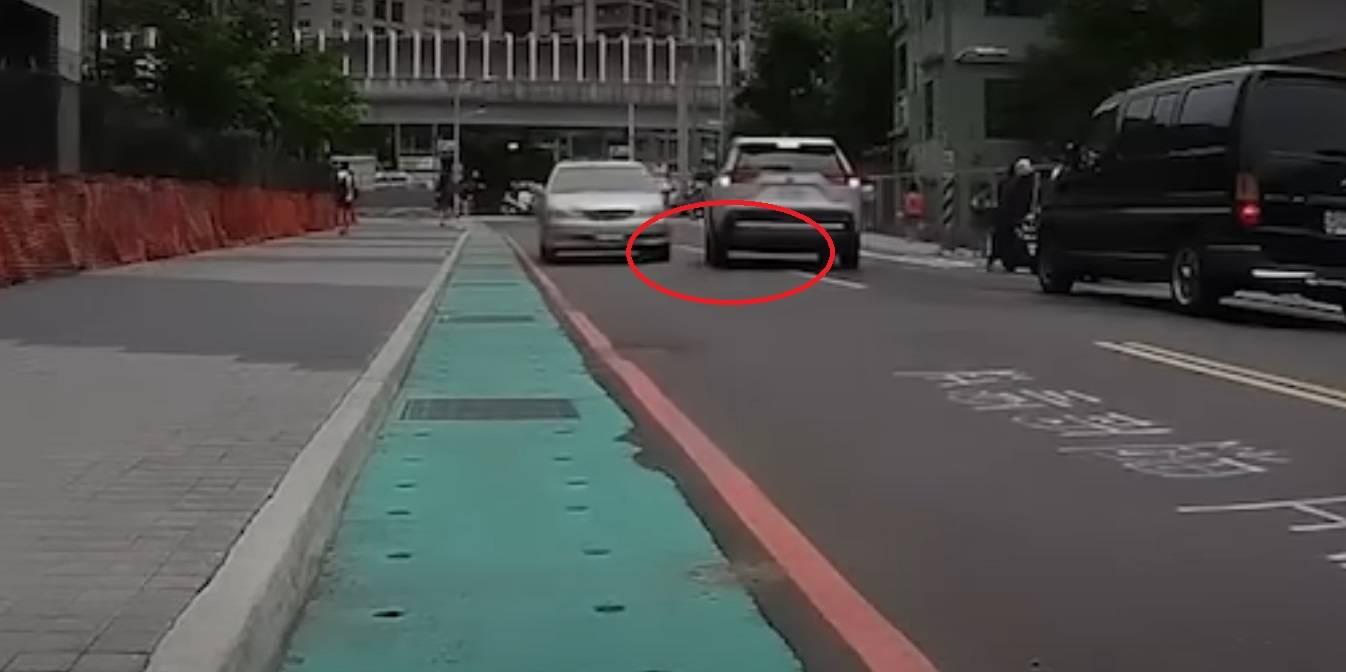 余男在飆車途中精準閃過對向來車。(圖/翻攝自PTT)