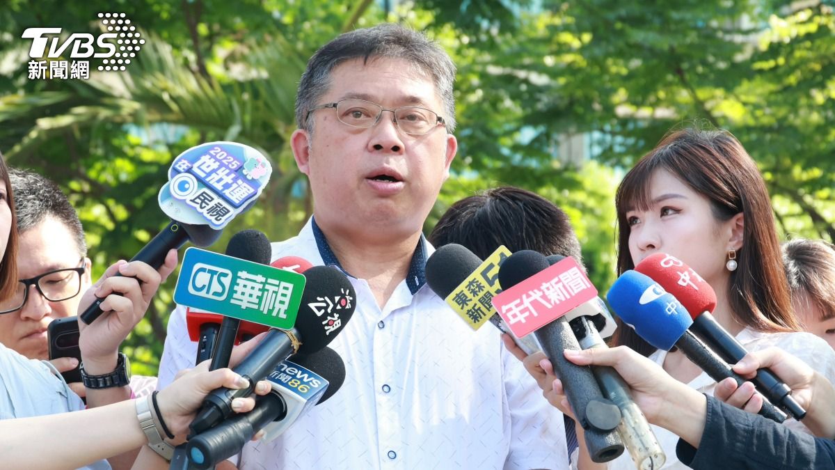 三峽國中校長林武龍受訪提到，３名同學下課走在一起，但其實有１名女同學家住另外一邊。（圖／潘建樺攝）