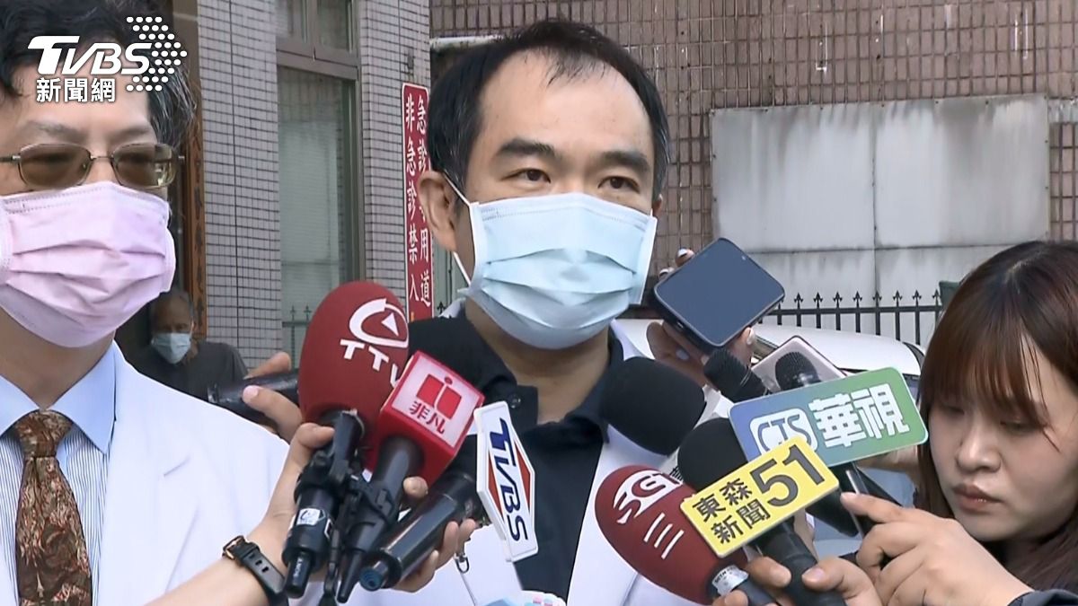 三峽恩主公醫院急診室主任黃名男很遺憾2個命危孩子救不回來。（圖／TVBS）