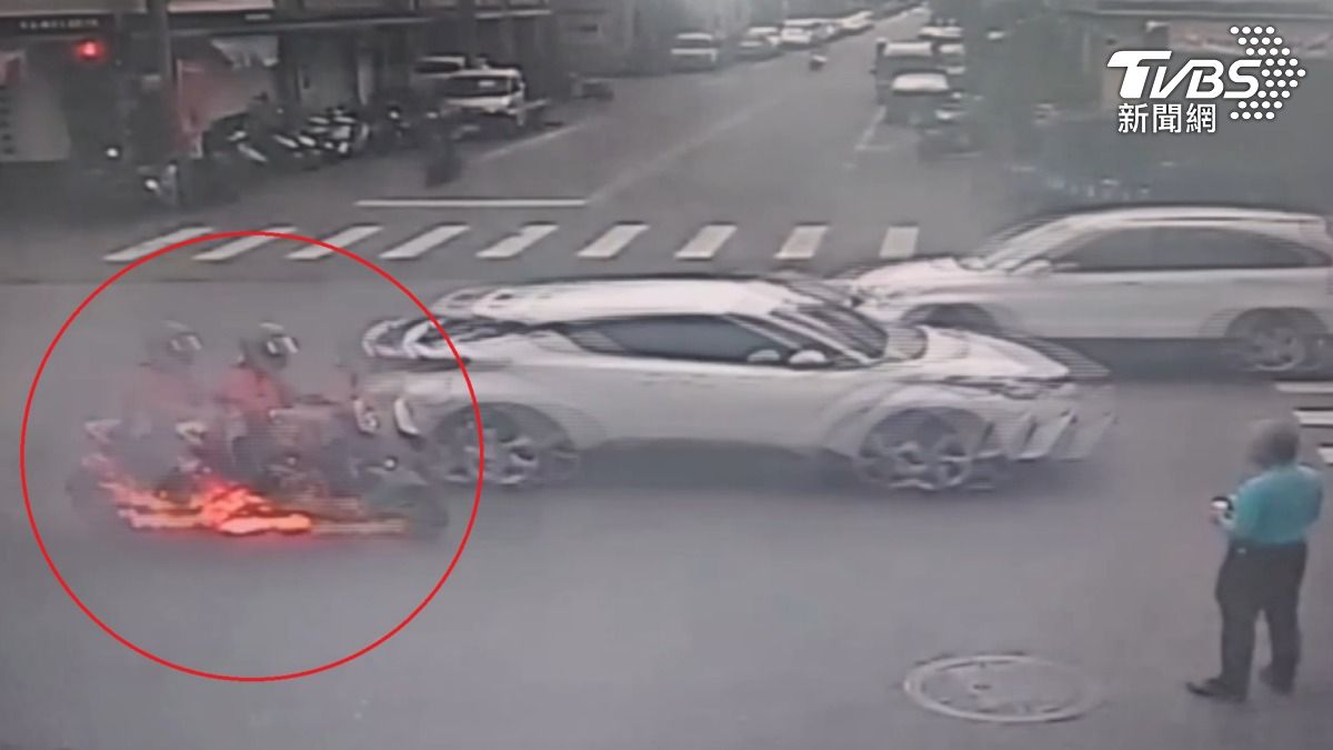 有片/騎一半屁股燒燒 微電車變「風火輪」花蓮男跳車逃命