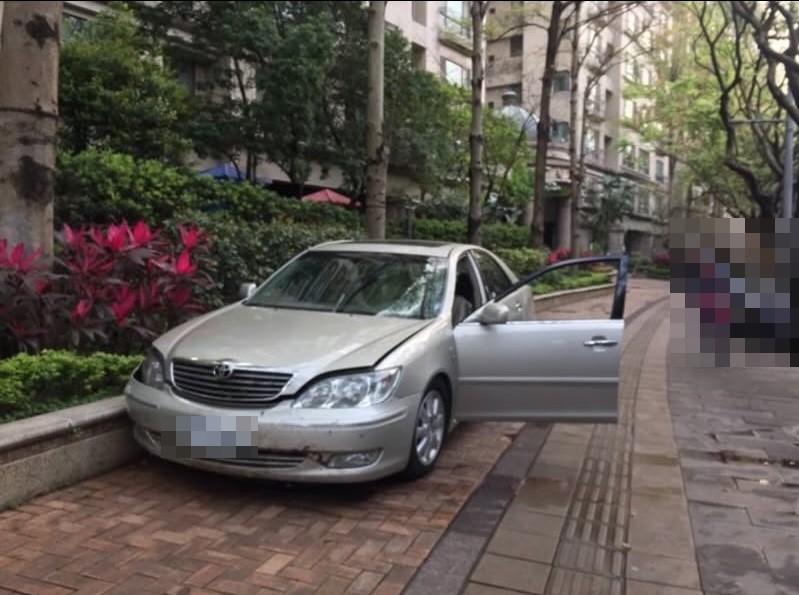 余男衝上人行道,撞倒推著嬰兒車的媽媽。(圖/翻攝自臉書「iBeta 愛北大」)