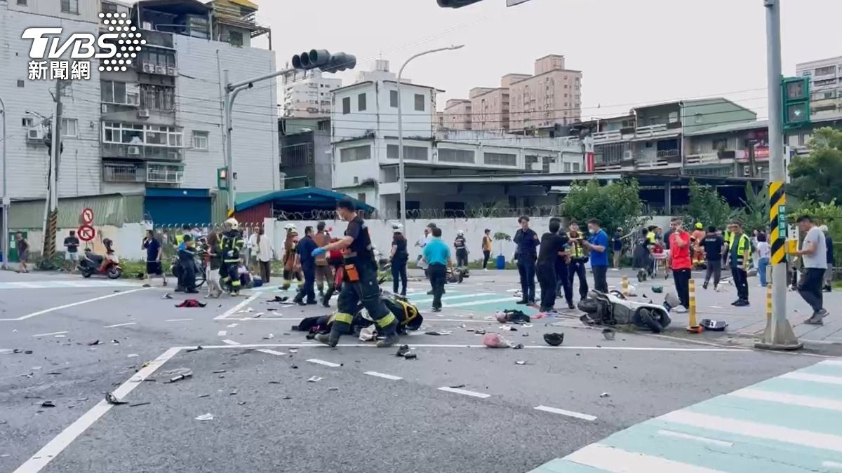 余姓老翁駕車衝撞機車、行人,現場死傷慘重。(圖/TVBS)