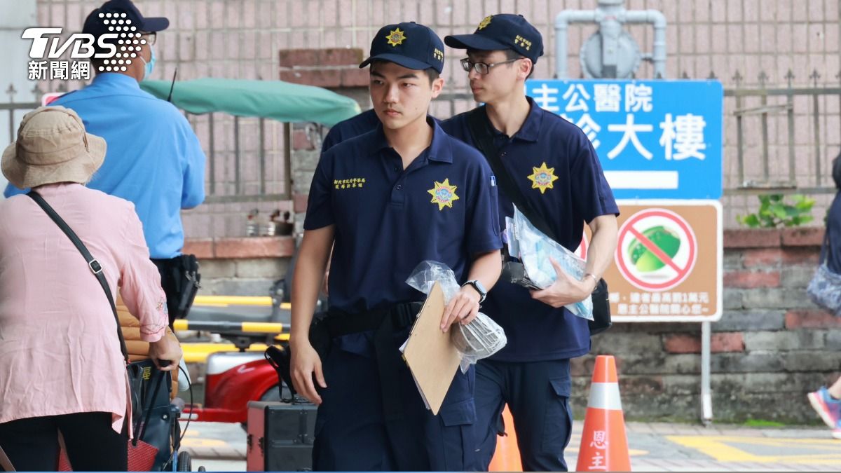 三峽車禍案,法醫、警方到恩主公醫院要進行相驗。(圖/潘建樺攝)