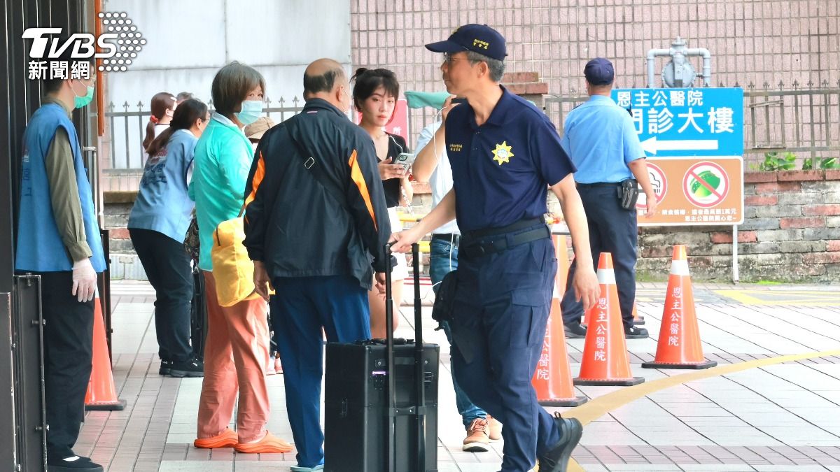 三峽車禍案,法醫、警方到恩主公醫院要進行相驗。(圖/潘建樺攝)