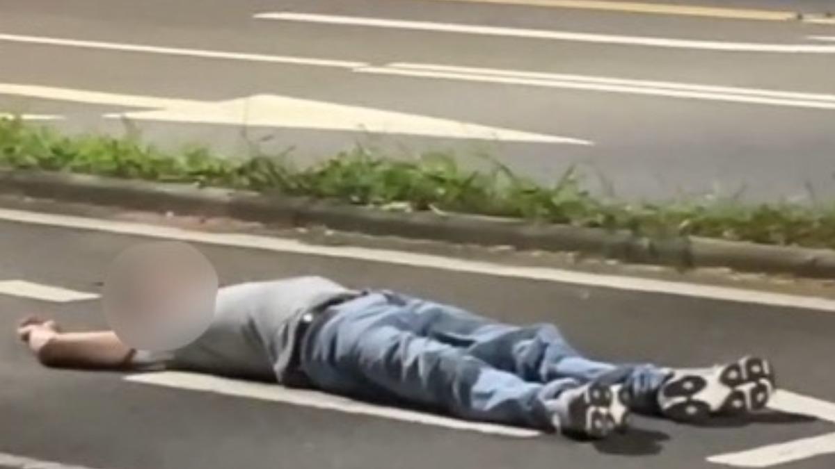 醉酒太茫躺路邊「酩酊大睡」險輾 台南睡覺哥醒了罰5百