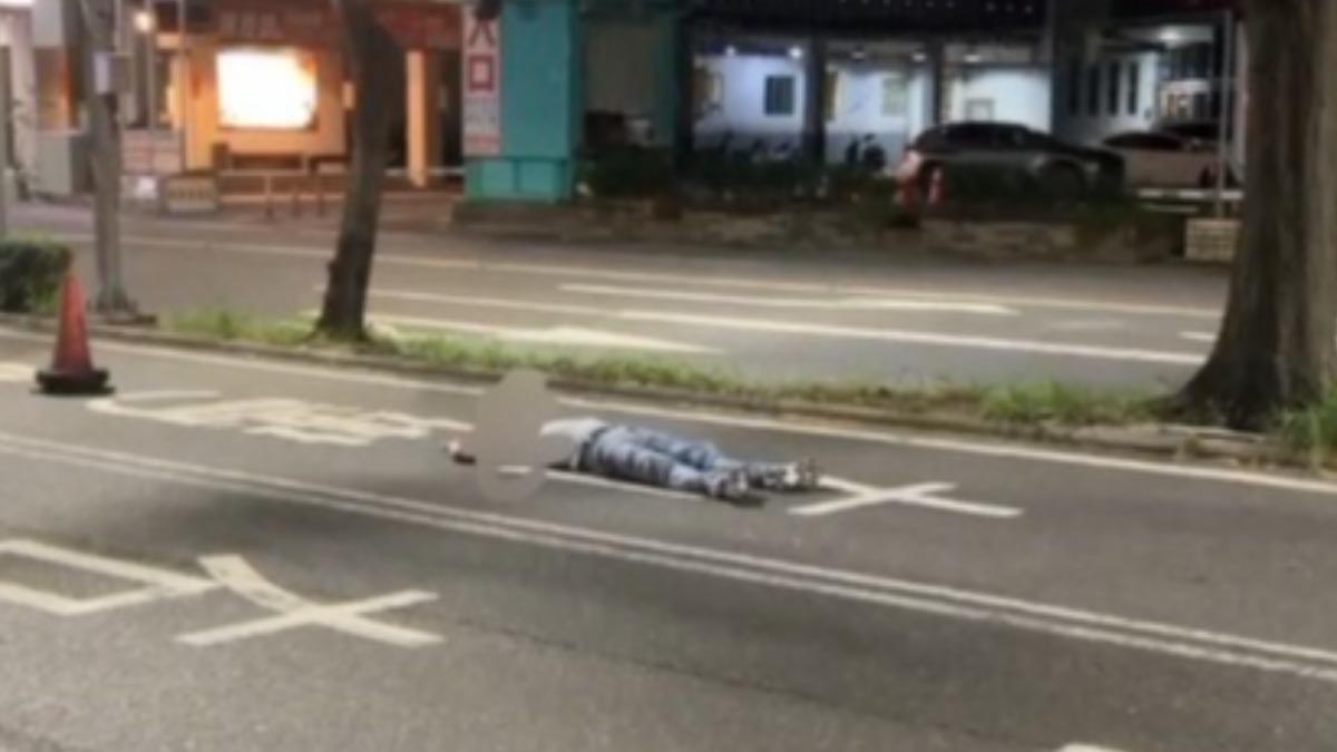 郭男不勝酒力,躺在中華東路與凱旋路口車道中央沉沉睡去。(圖/翻攝自社會事新聞影音)