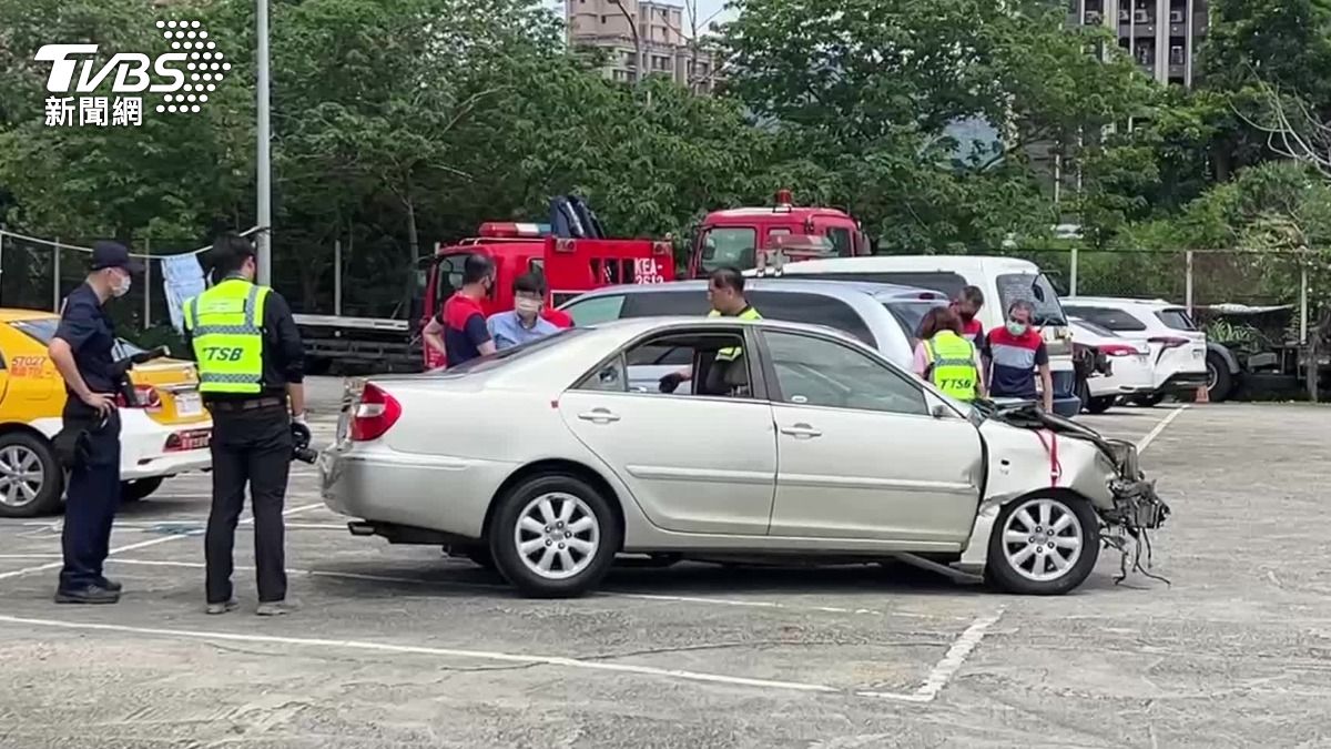 三峽汽車暴衝釀3死12傷 運安會今帶回肇事車行車電腦追真相