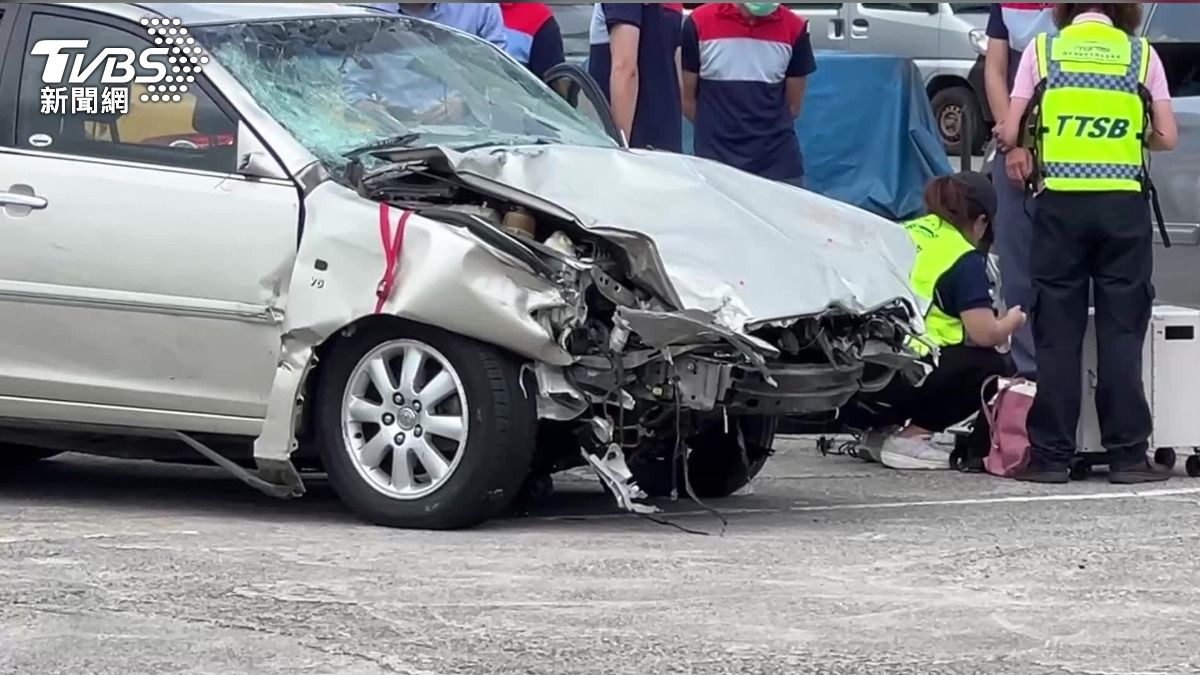 運安會今天上午勘查肇事車輛。(圖/TVBS)