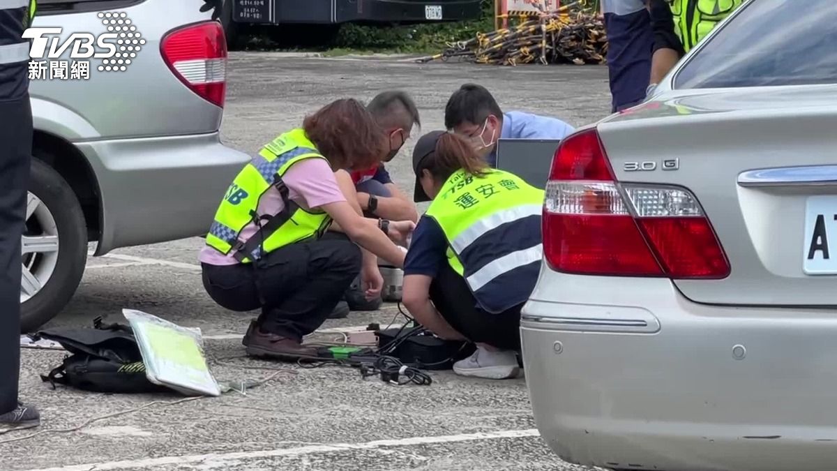 運安會勘查肇事車輛,將行車電腦等帶回分析。(圖/TVBS)