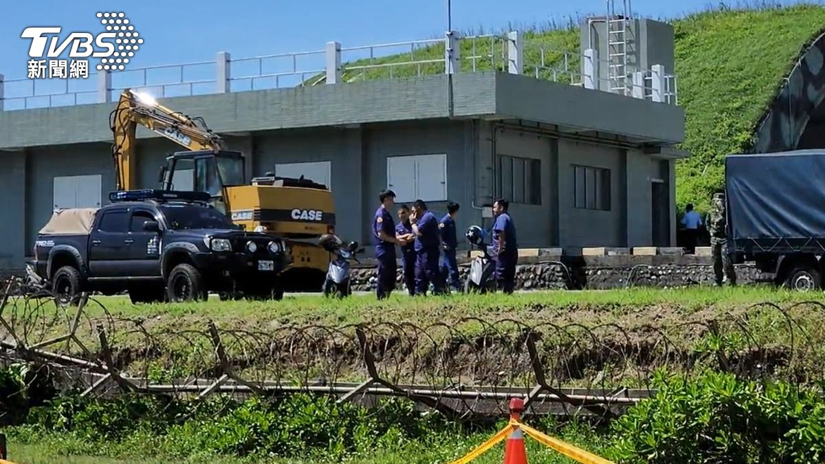 花蓮空軍基地圍牆倒塌,重建工程恐需1月。(圖/TVBS)
