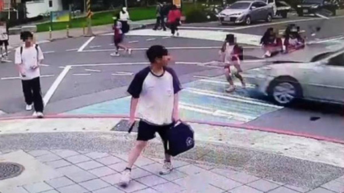 三峽車禍/78歲翁輾死國中妹!殘酷1法規 錢恐「一毛不用賠」