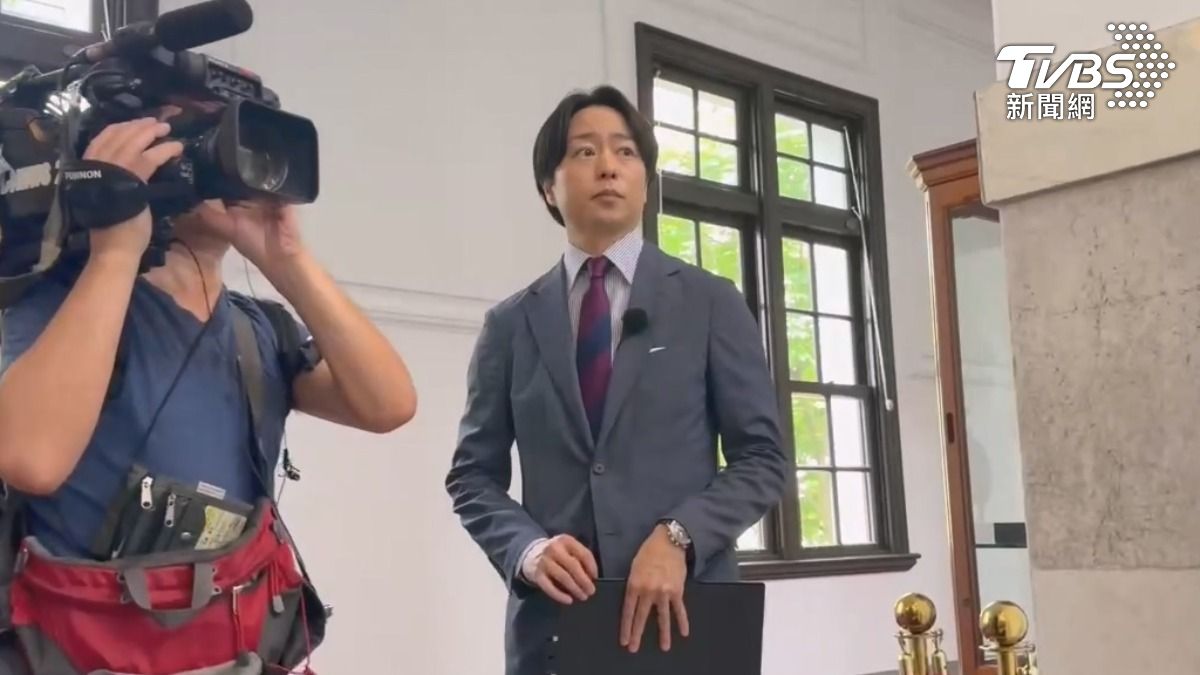直擊/總統府內追星!記者見櫻井翔忍住激動 低調拍「最帥同業」