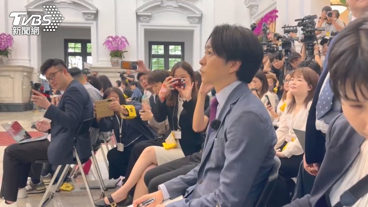 許多記者看到「同業」的櫻井翔都忍不住拍起來。(圖/TVBS)