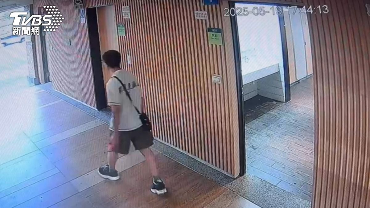 門板底下有隻手!噁男躲羅東轉運站女廁偷窺 還瞎扯走錯了