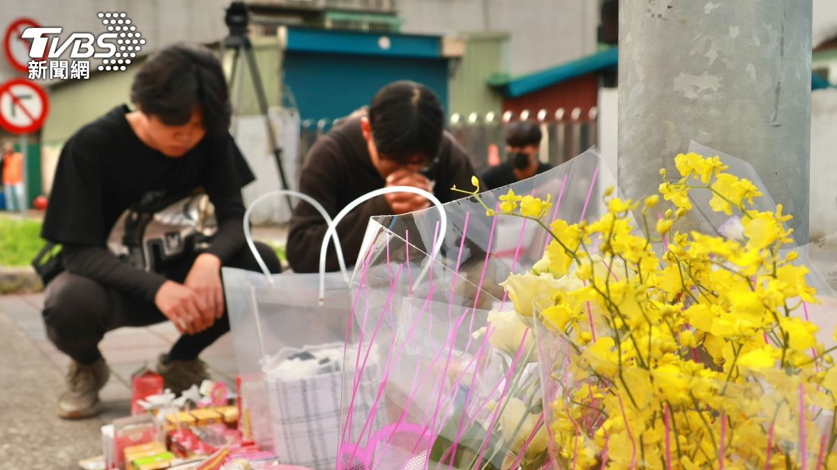 三峽悲劇路口堆滿鮮花零食　民眾悼女學生「要開心當小天使」惹鼻酸
