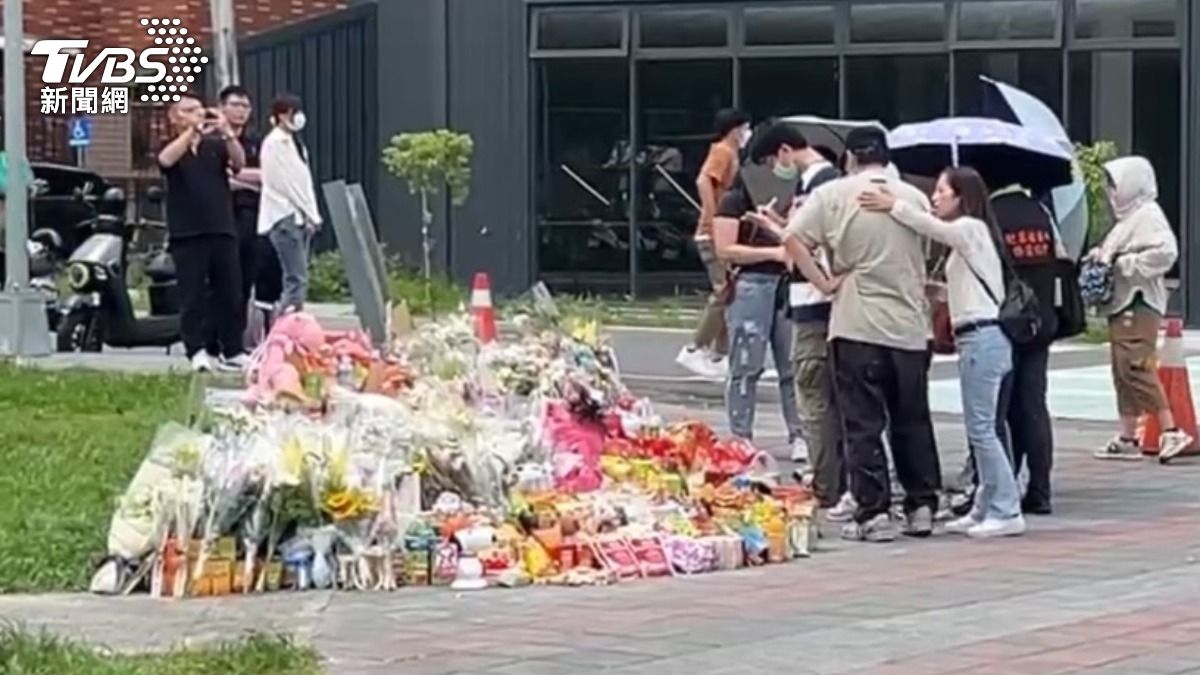 快訊/三峽3死車禍招魂 女學生親友抱「小熊娃娃、粉色洋裝」痛哭