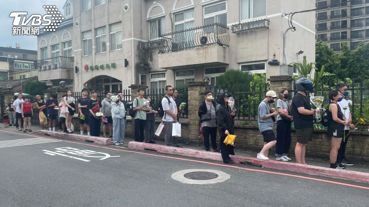 民眾等家屬招魂結束後,回到事發路口致意。(圖/TVBS)