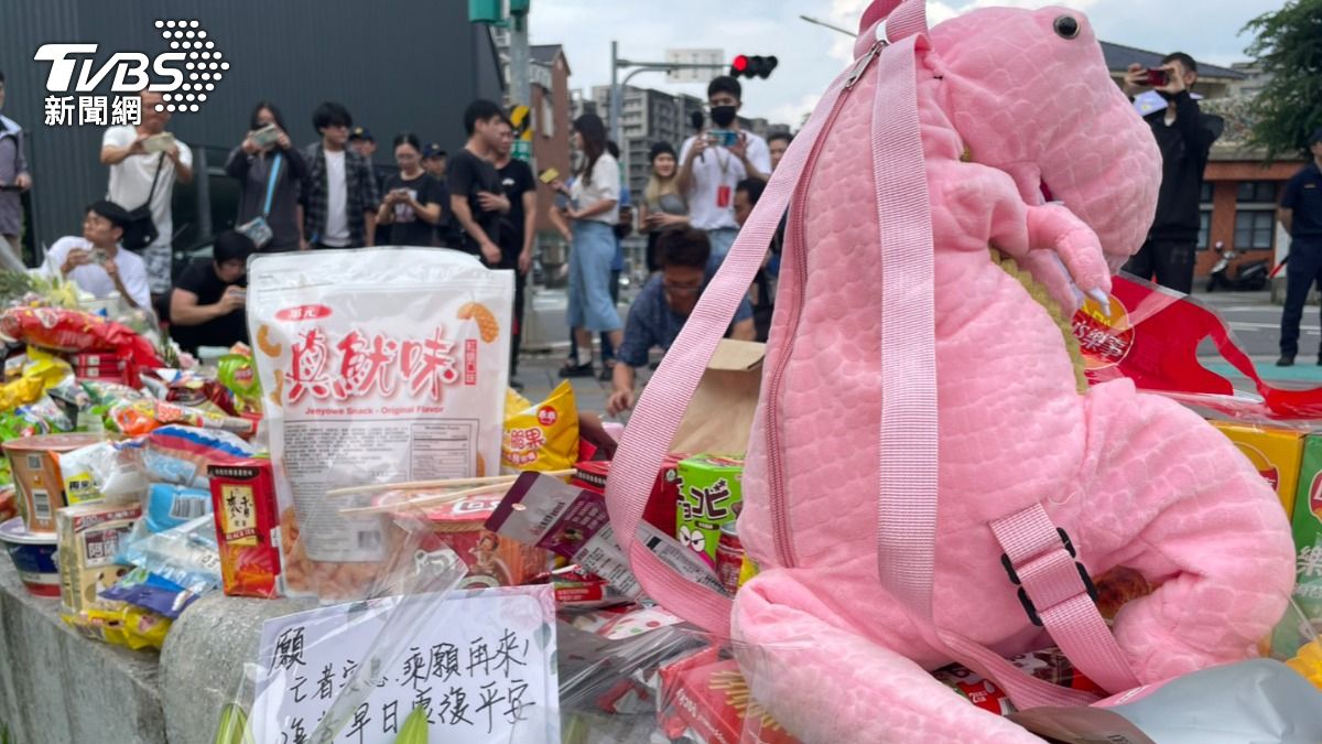 現場擺放粉紅娃娃。(圖/TVBS)