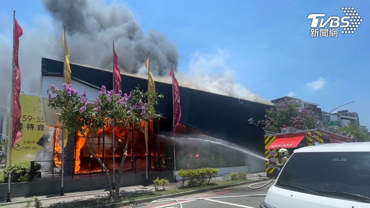 台南九份子重劃區接待中心大火 濃煙竄天恐怖景象曝