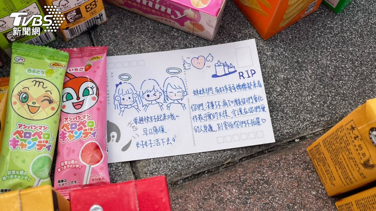悼念現場的卡片安慰人心。(圖/曾健銘攝)