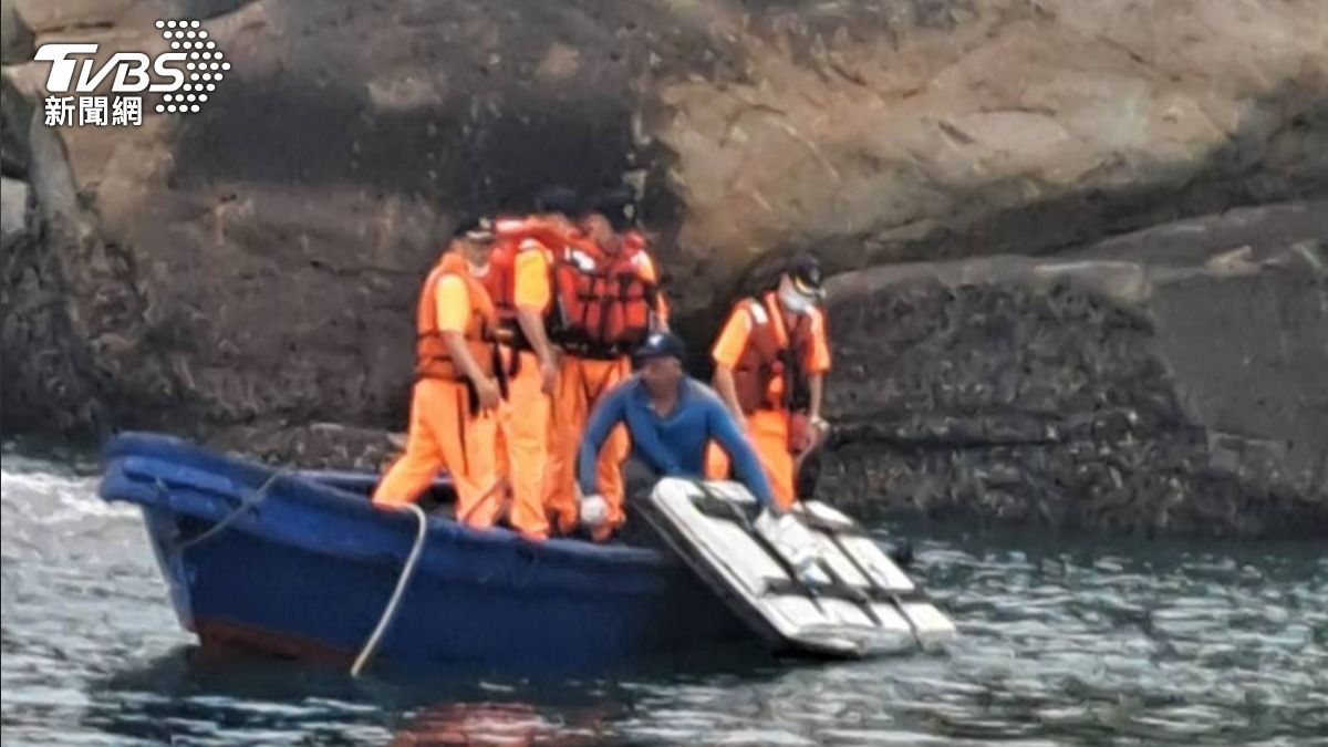 金門外海查獲有中國偷渡客施放保麗龍浮板,企圖上島。(圖/TVBS)