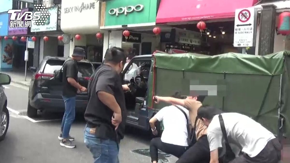 快訊/西門商圈逮「行動詐騙」警對空鳴槍 他倒車衝撞害3警受傷