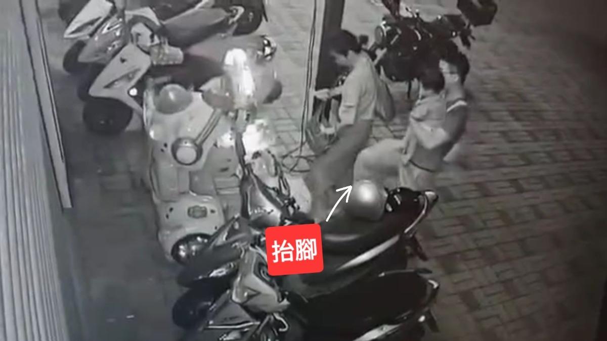 孩子玩不了搖搖車 爸爸怒踹機器惹出道德風波。(圖/店家提供)
