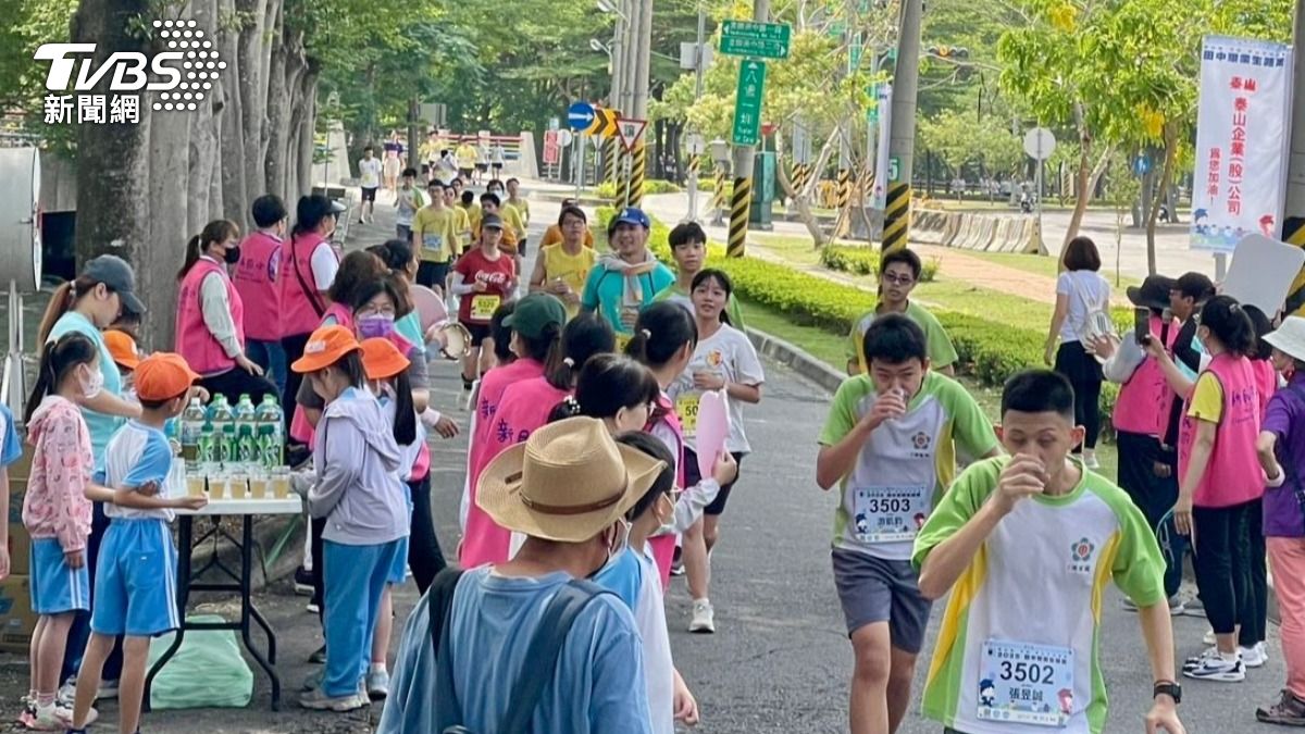 畢業生路跑  2000名師生齊聚田中一起跑