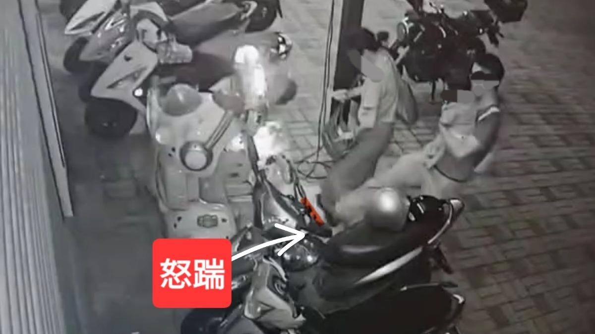 搖搖車遭父親一腳踢破 店家感嘆:小孩看到怎麼想?(圖/店家提供)