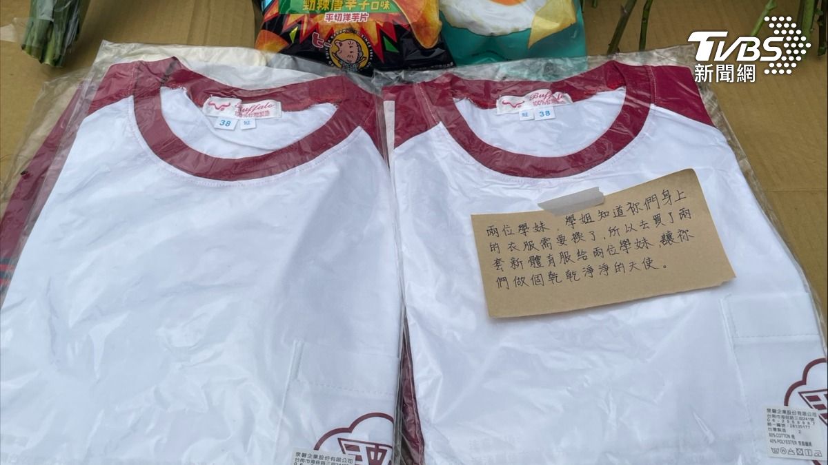 三峽國中的學姐送上全新的制服。(圖/曾健銘攝)