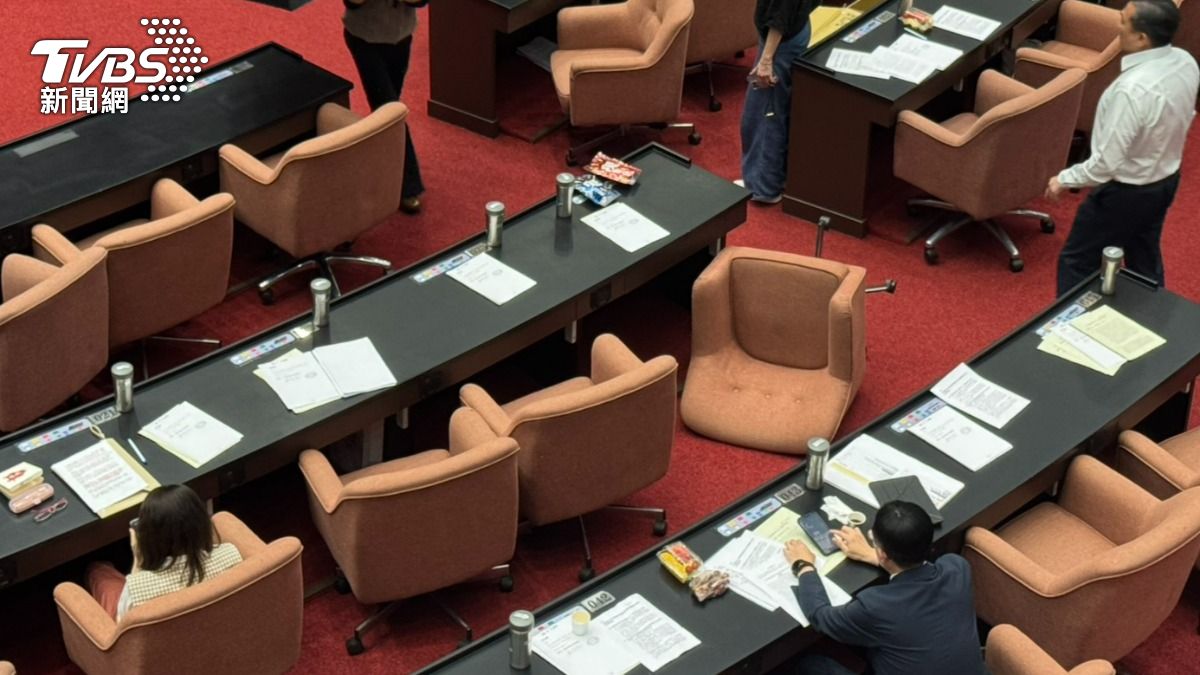 都去陪阿北了?柯文哲開庭「立院白委剩1人」 綠嗆:薪水小偷