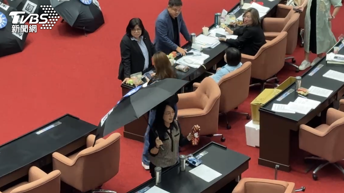 陳瑩在張啓楷的座位放上印有「鬼」字樣的物品。(圖/潘袁詩羽攝)