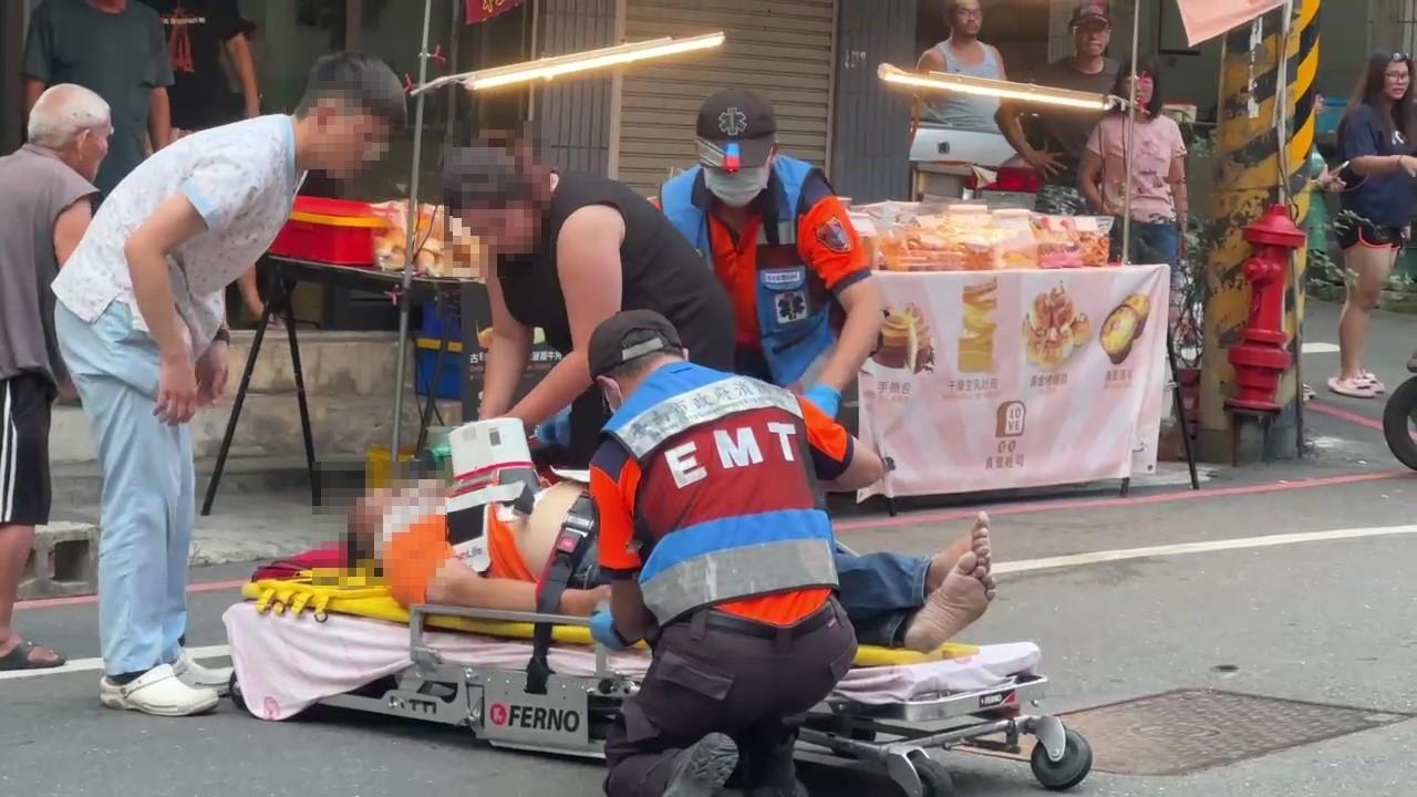 熱心護理師(黑衣者)在現場幫忙急救傷者。(圖/TVBS)