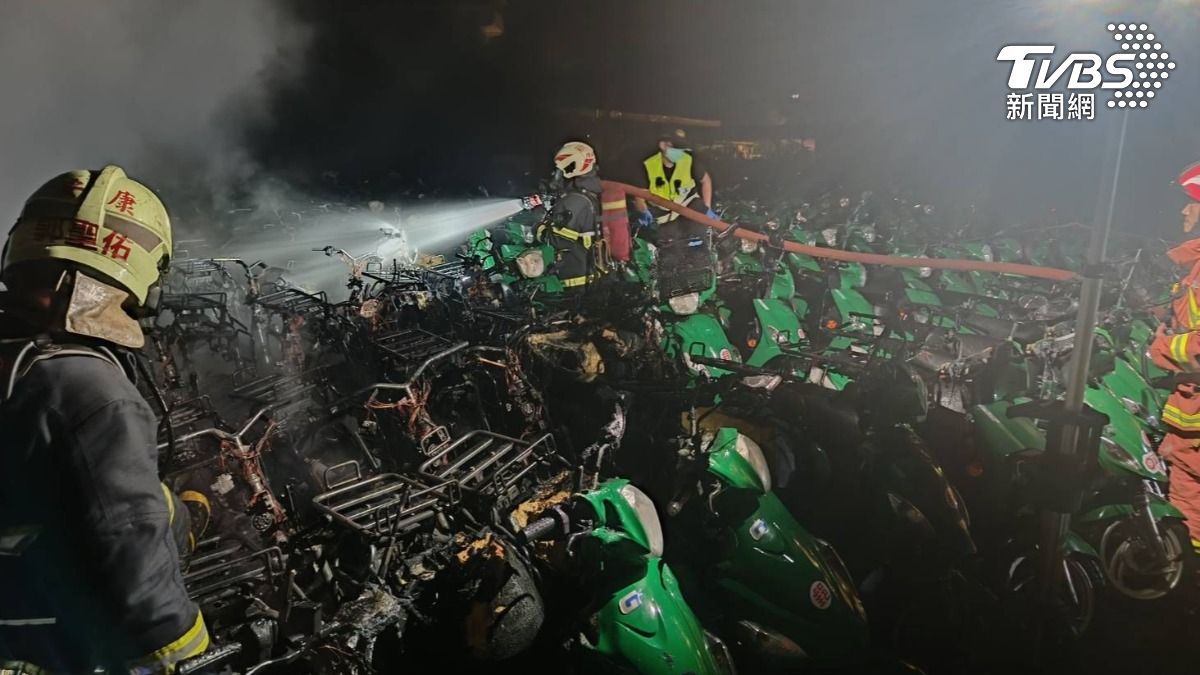 現場有101輛電動機車遭燒毀。(圖/TVBS)