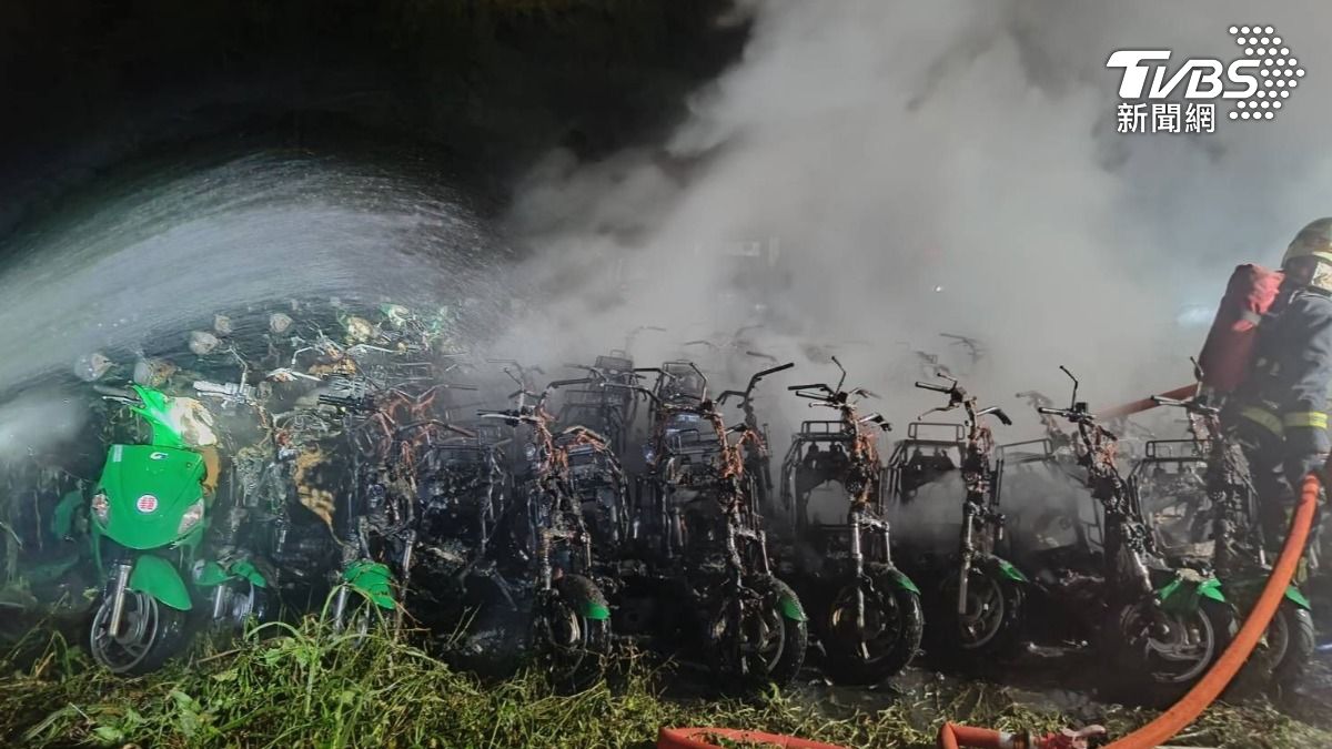 新店暗夜大火!郵政停車場101輛電動機車 「燒到剩骨架」