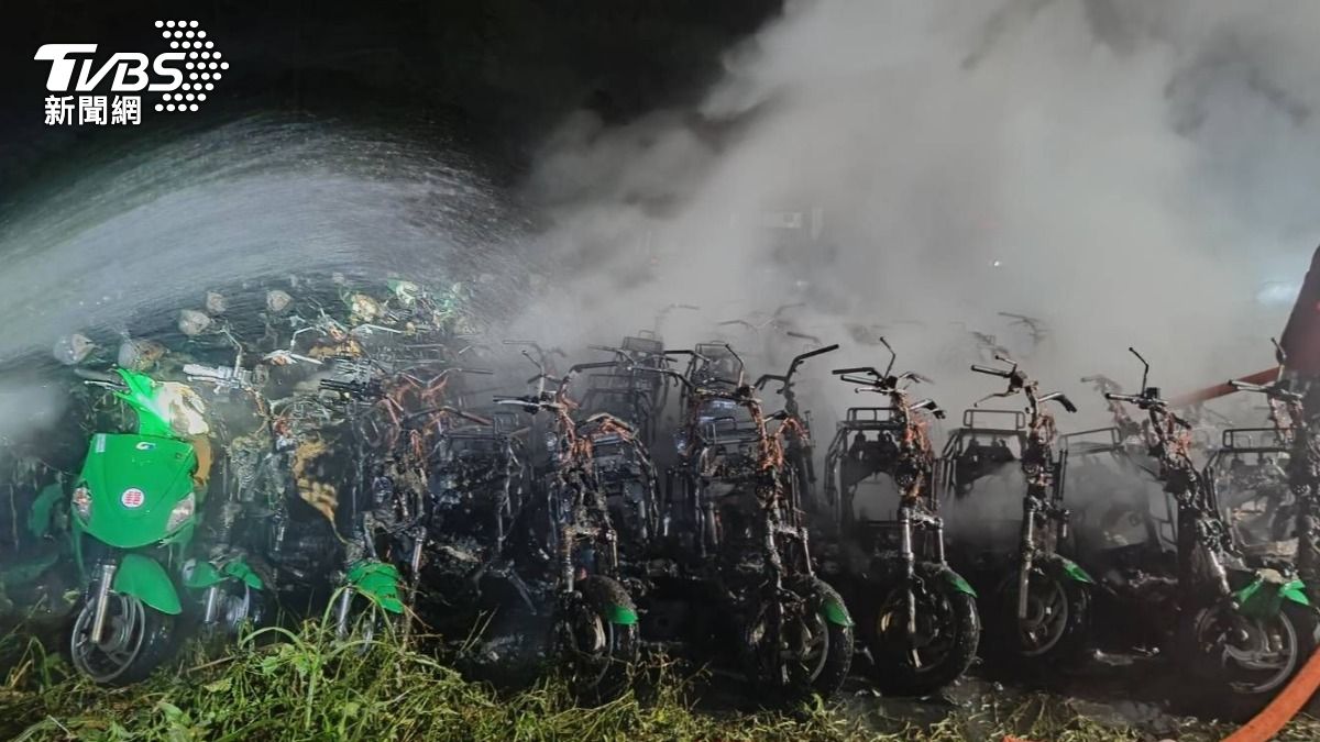 現場火勢猛烈,數十輛機車燒到只剩骨架。(圖/TVBS)