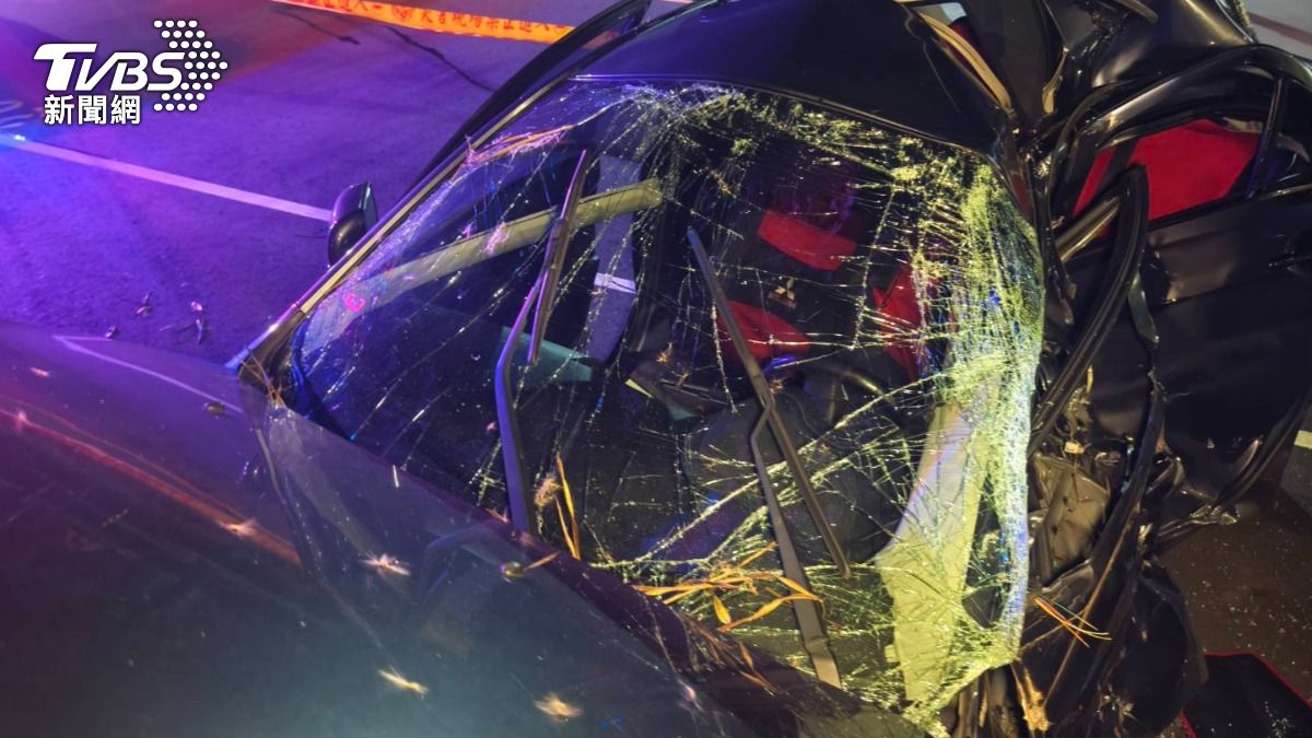 呂男駕駛之車輛擋風玻璃碎裂,車身嚴重變形。(圖/陳冠宇攝)