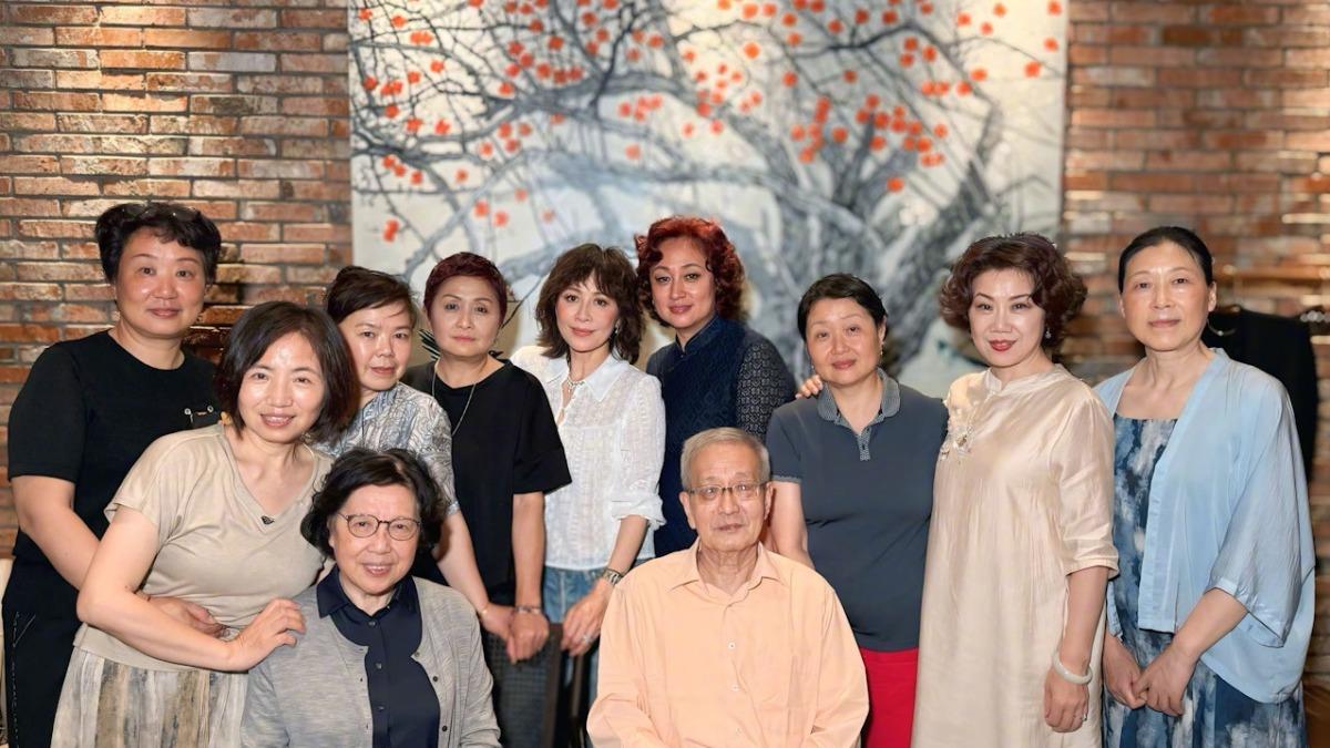 劉嘉玲返蘇州參加同學會　同慶「60」生日！網讚:保養得宜