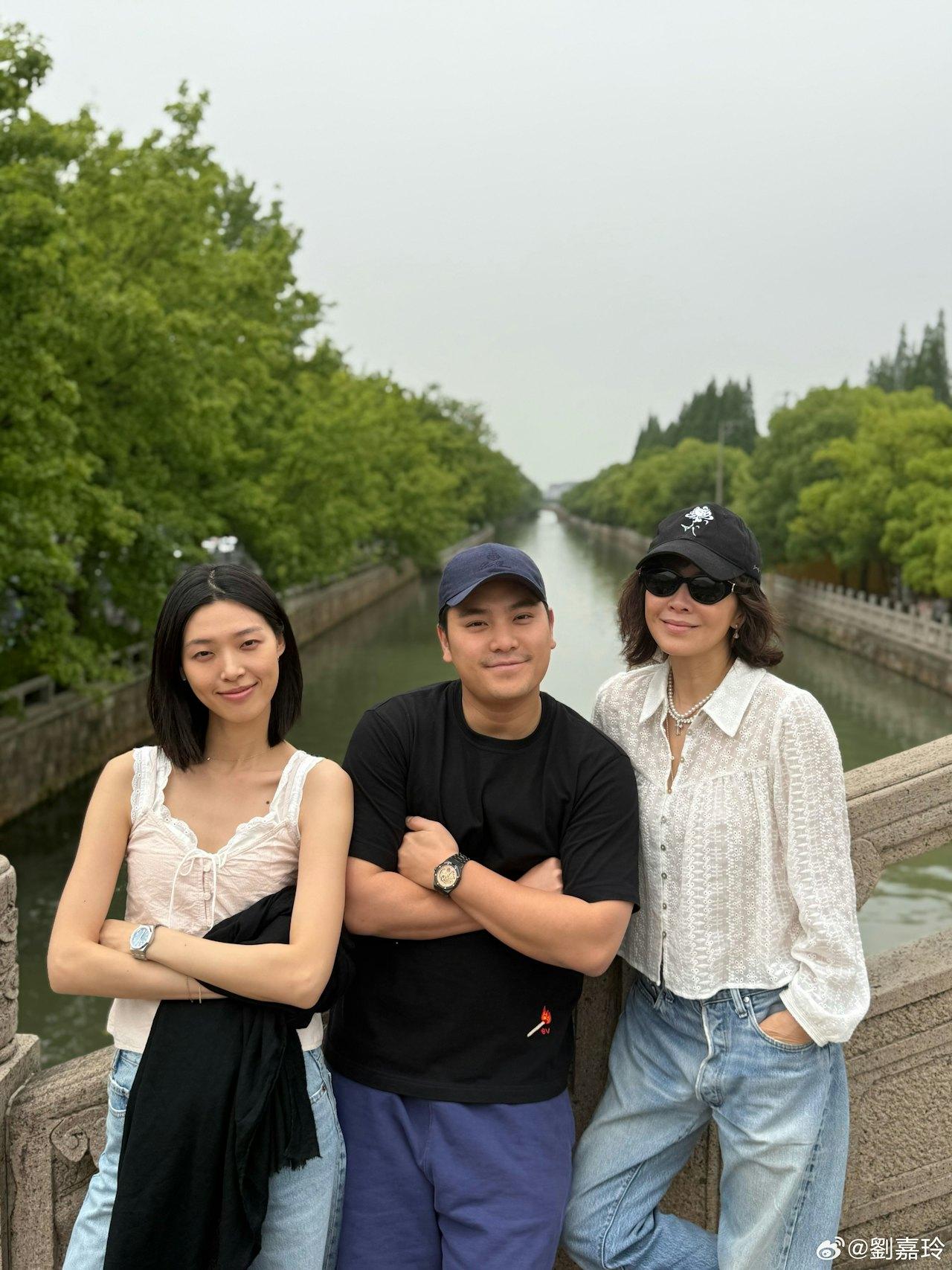 劉嘉玲上傳的照片中,其中一位為金像金馬影后張艾嘉的兒子Oscar。(圖/翻攝自劉嘉玲微博)
