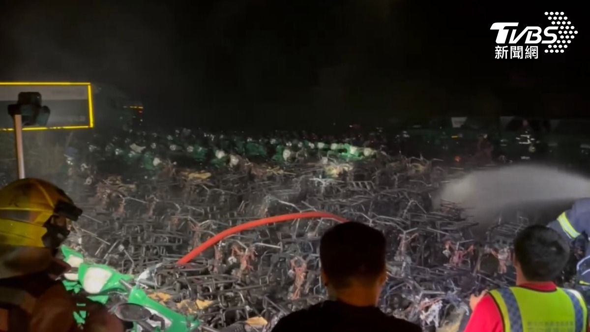 新店郵政電動機車停車場深夜起火!101輛燒剩骨架 損失初估破千萬